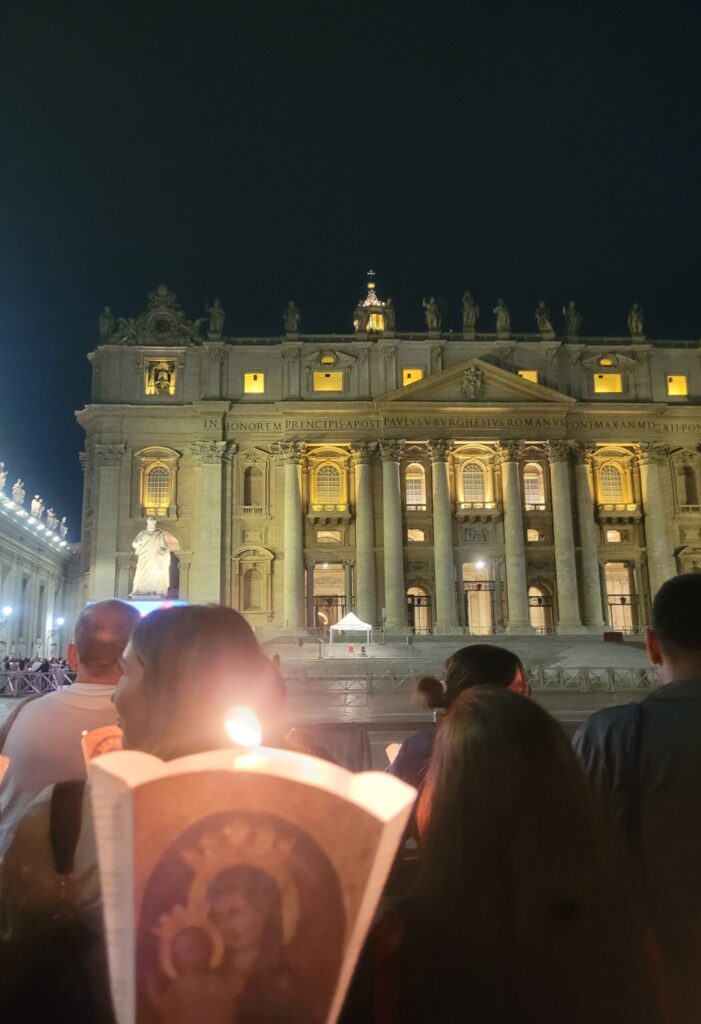 Roma, lista para la ‘fumata’ blanca: «El rumor en la calle es que van a elegir Papa al cardenal filipino»