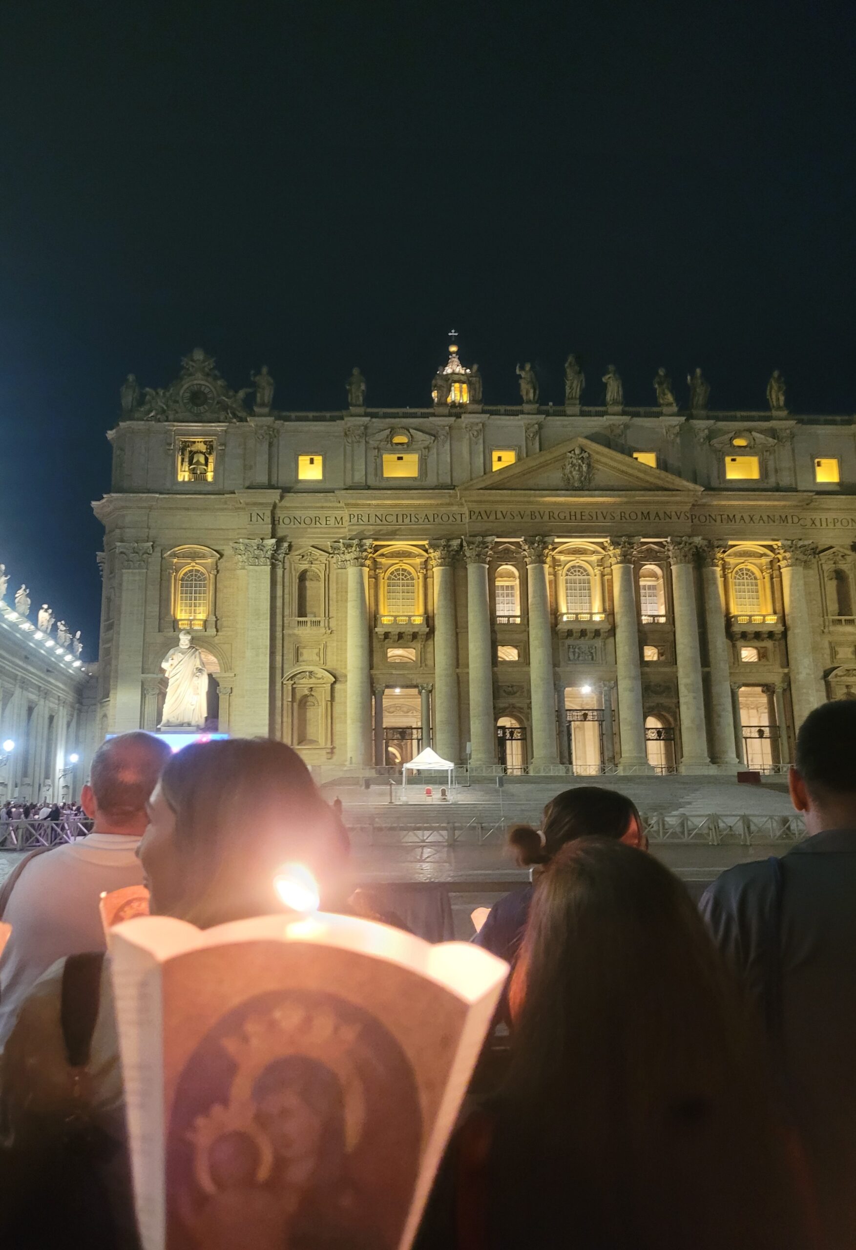 Roma, lista para la ‘fumata’ blanca: «El rumor en la calle es que van a elegir Papa al cardenal filipino»