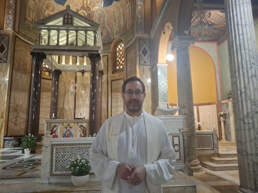 Los argentinos en Roma despiden al Papa Francisco en la iglesia de Santa Maria Addolorata: «Quería estar siempre cerca de la gente, y lo hizo hasta el final»