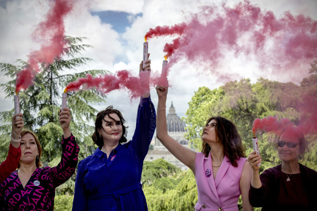 Fumata rosa, las mujeres reclaman su silla en el cónclave: «Es un pecado y un escándalo que seamos excluidas»