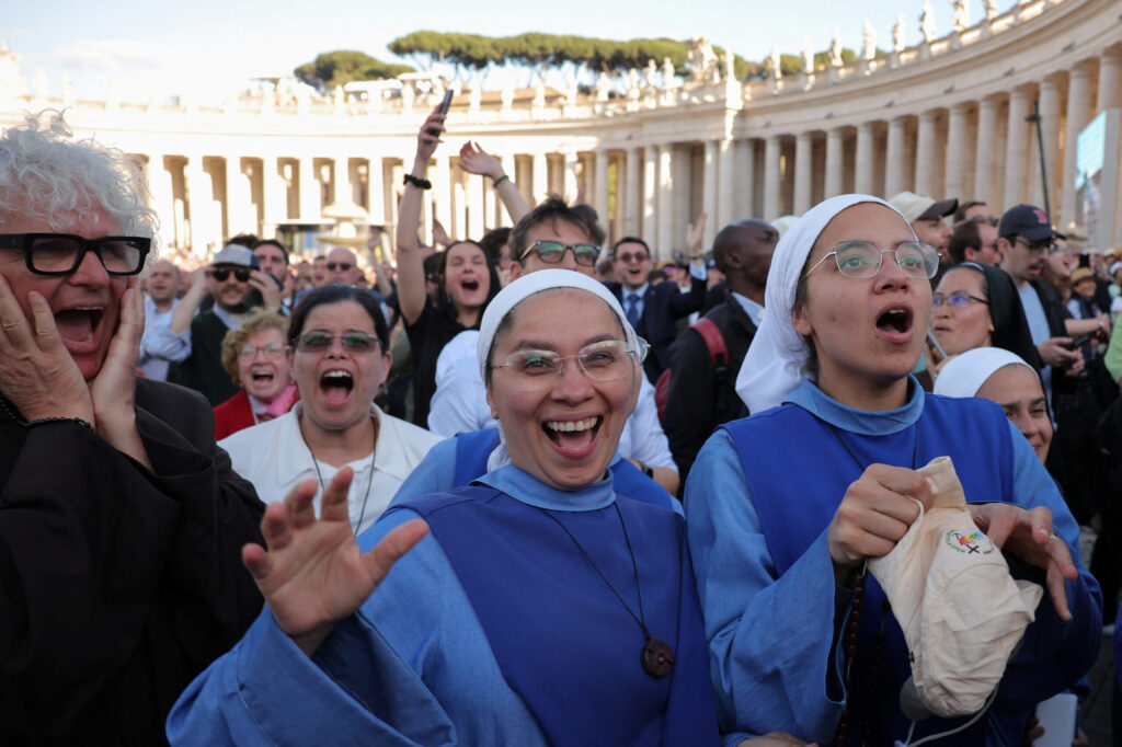 «¡Viva el Papa!», el júbilo colectivo inunda la Plaza de San Pedro