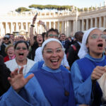 «¡Viva el Papa!», el júbilo colectivo inunda la Plaza de San Pedro