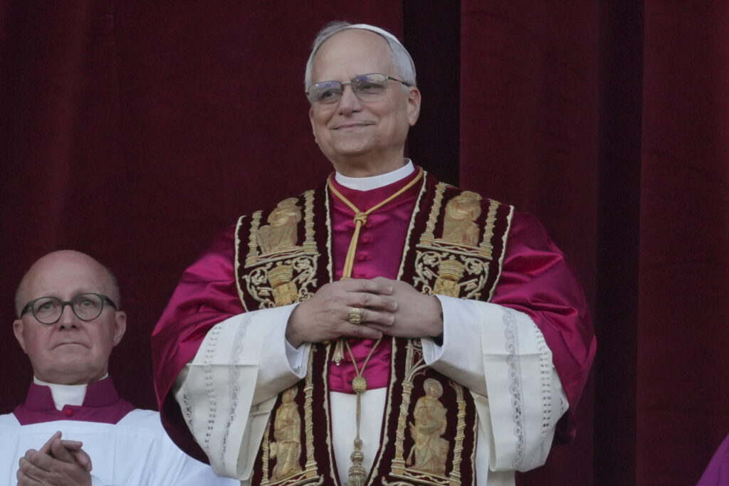El Papa León XIV hace un llamamiento por la paz y pide «construir puentes mediante el diálogo» en su primera intervención