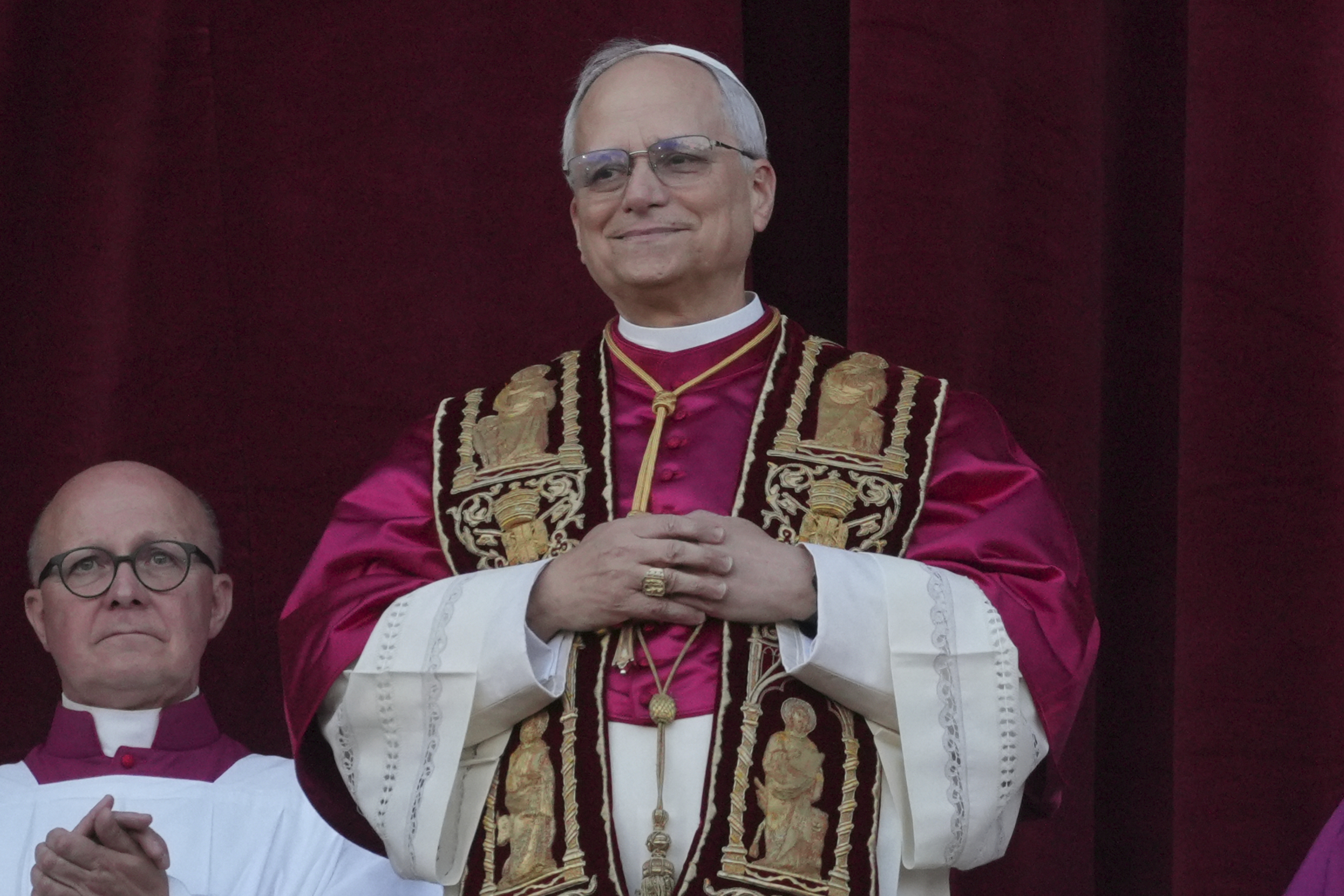 El Papa León XIV hace un llamamiento por la paz y pide «construir puentes mediante el diálogo» en su primera intervención