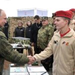 Rusia adoctrina a niños ucranianos para luchar contra sus compatriotas: «Nos llevaban a un polígono y nos hacían reptar con AK-47 de madera»