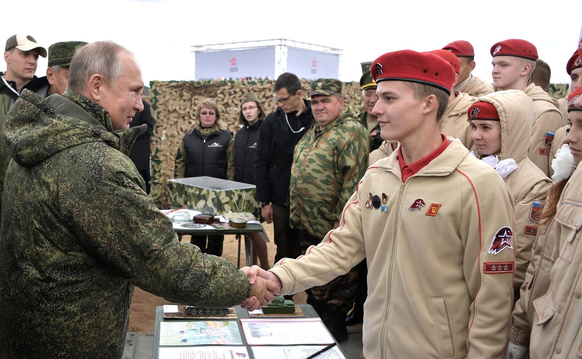 Rusia adoctrina a niños ucranianos para luchar contra sus compatriotas: «Nos llevaban a un polígono y nos hacían reptar con AK-47 de madera»