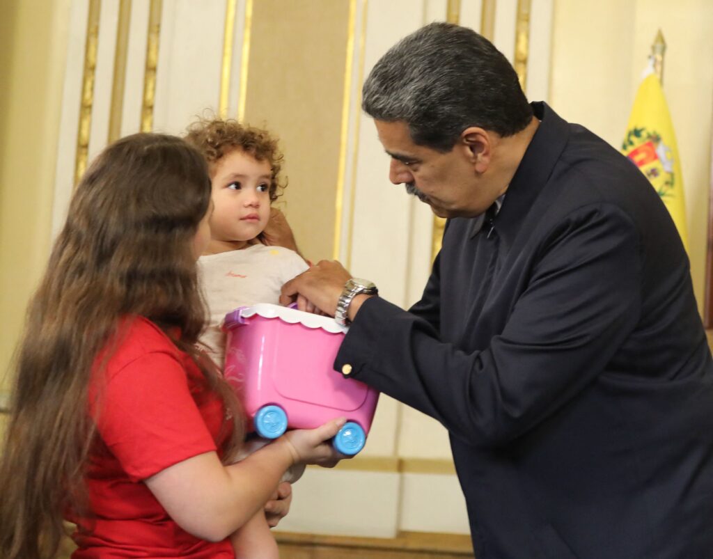 Antonella, la ‘Elián chavista’, vuelve a casa con el entusiasmo del Gobierno de Maduro
