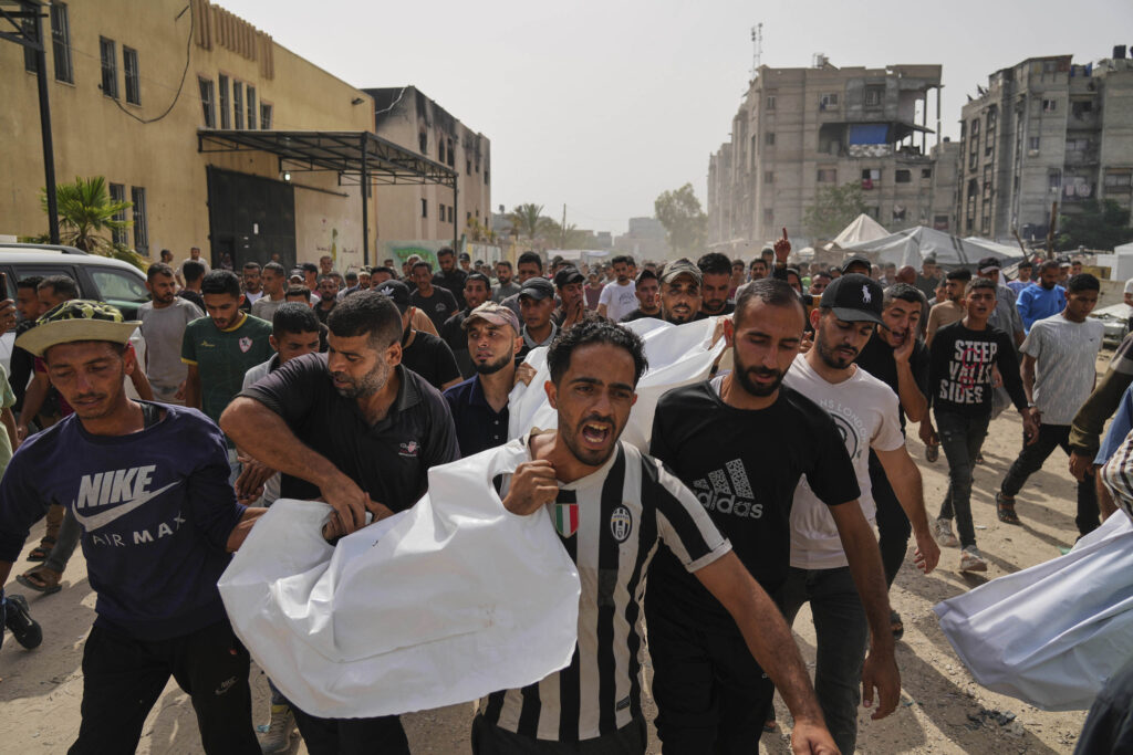 Israel lanza una «extensa» operación terrestre en Gaza tras los ataques aéreos que han matado a un centenar de personas y reanuda una ayuda humanitaria «básica»