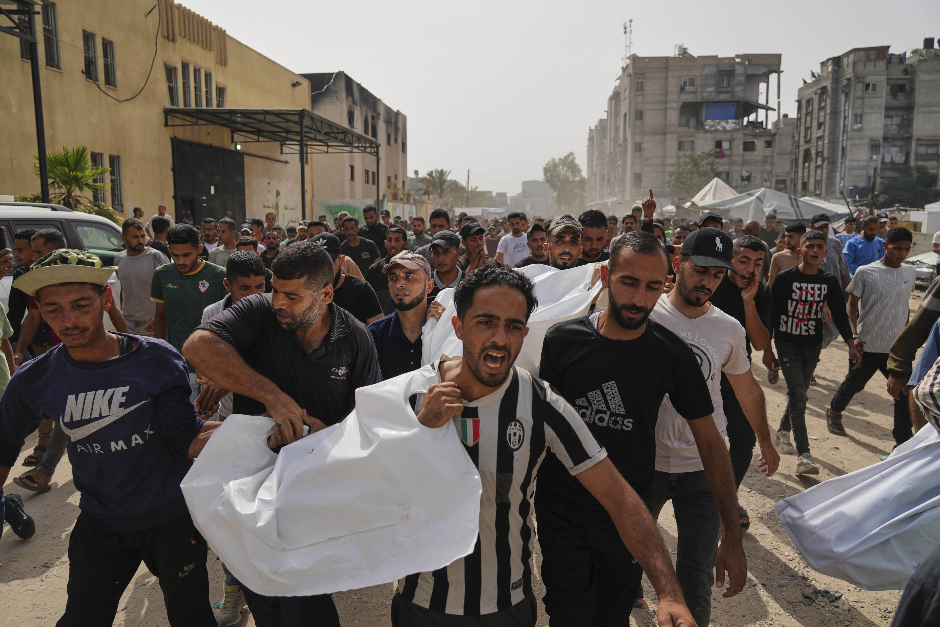 Israel lanza una «extensa» operación terrestre en Gaza tras los ataques aéreos que han matado a un centenar de personas y reanuda una ayuda humanitaria «básica»
