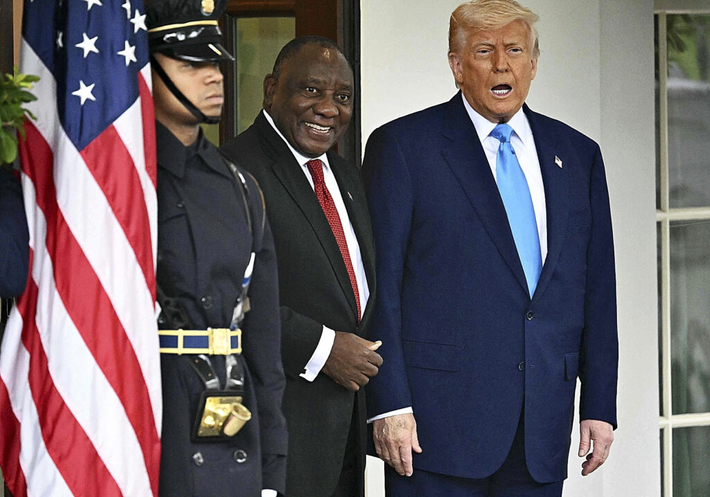 Trump le hace una encerrona al presidente sudafricano: apaga las luces del Despacho Oval y pone un vídeo denunciando «el genocidio de granjeros blancos»