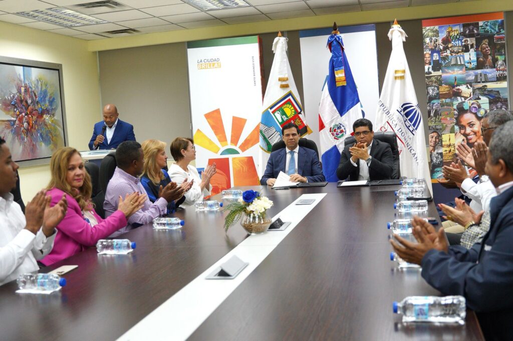 Roberto Ángel Salcedo y Dio Astacio firman acuerdo para abrir Escuela de Música y Bellas Artes en Santo Domingo Este