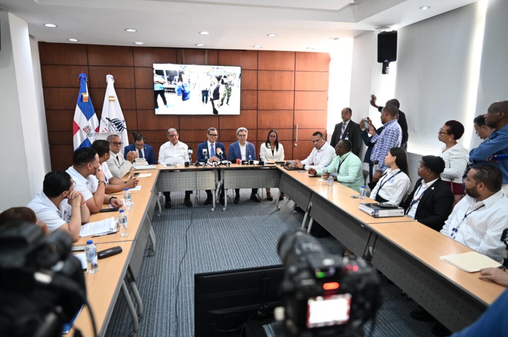 Olivares dice 8 de 9 empresas inspeccionadas violan el Código Laboral sobre el 80-20
