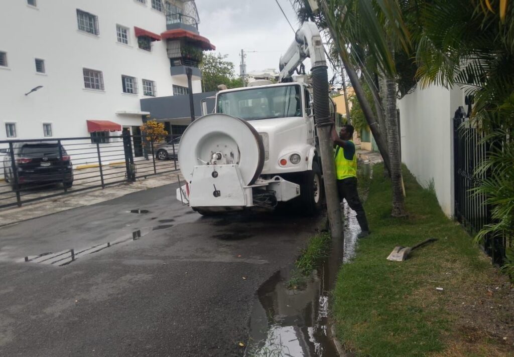 Alcaldía del DN amplía limpieza de imbornales ante incidencia de vaguada