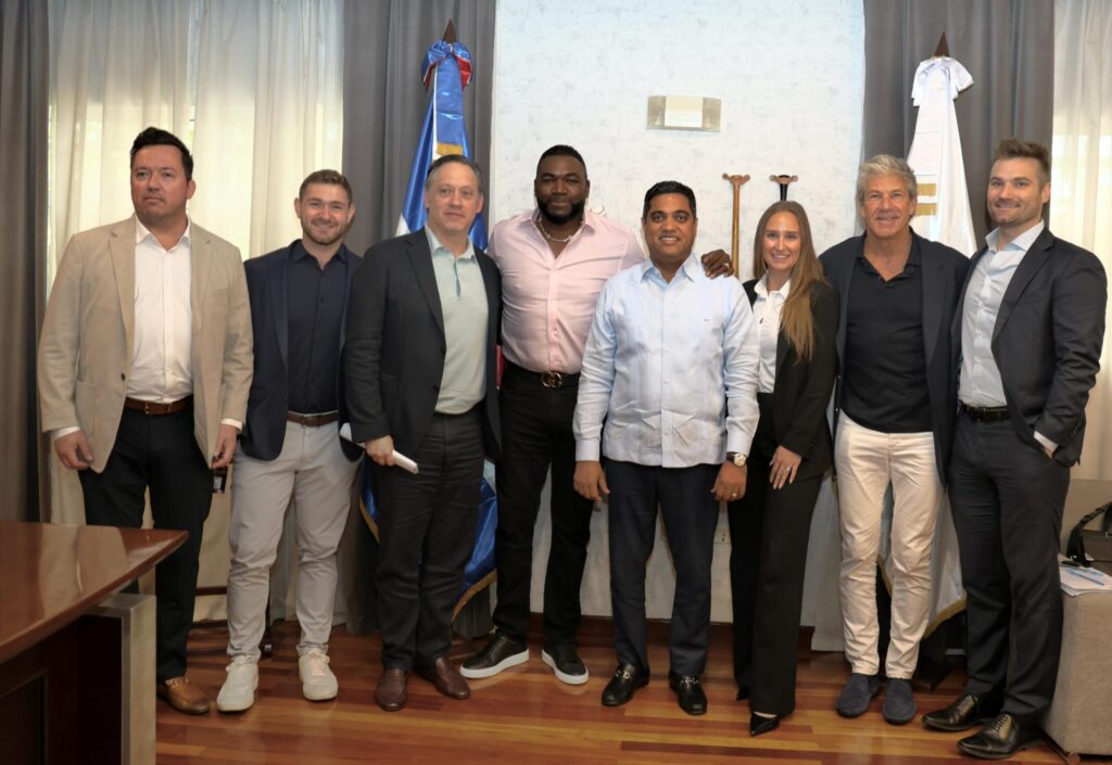 Ministro Kelvin Cruz recibe a David Ortiz y ejecutivos de Perfect Game