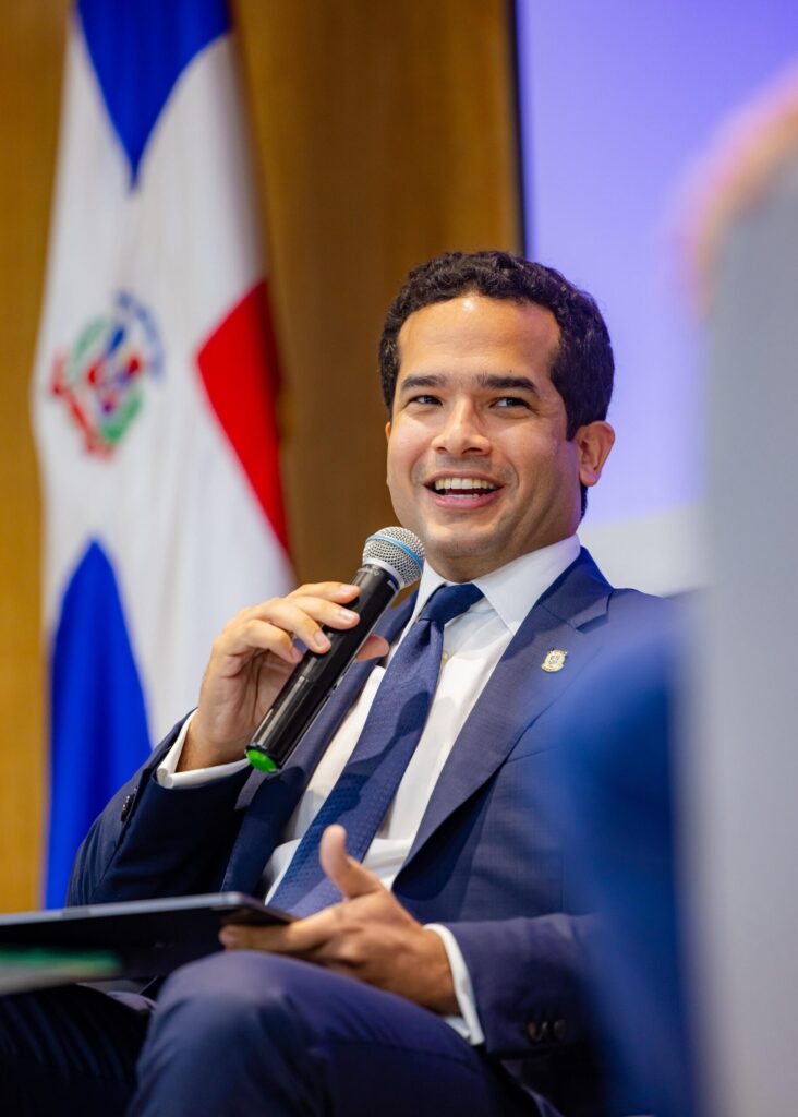 Omar participa en foro académico en Santiago sobre reforma al sistema de justicia