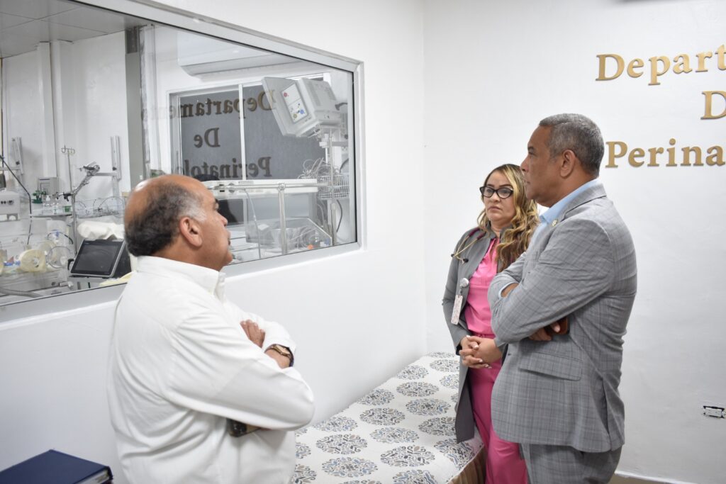 Senador Franklin Romero entrega de seis incubadoras al hospital San Vicente de Paúl