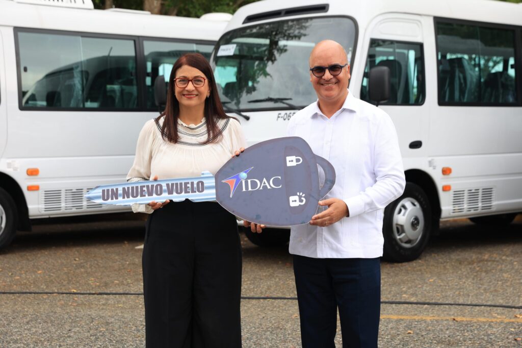 IDAC entrega autobuses para transporte de servidores