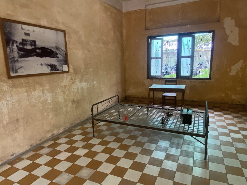EL MUNDO, con un superviviente dentro de los campos de muerte y tortura de los Jemeres Rojos: «A mi madre le rompieron todos los dientes»