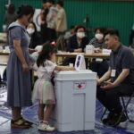 Corea del Sur gira a la izquierda con el ex activista Lee Jae-myung como nuevo presidente tras seis meses de agitación política, según los sondeos