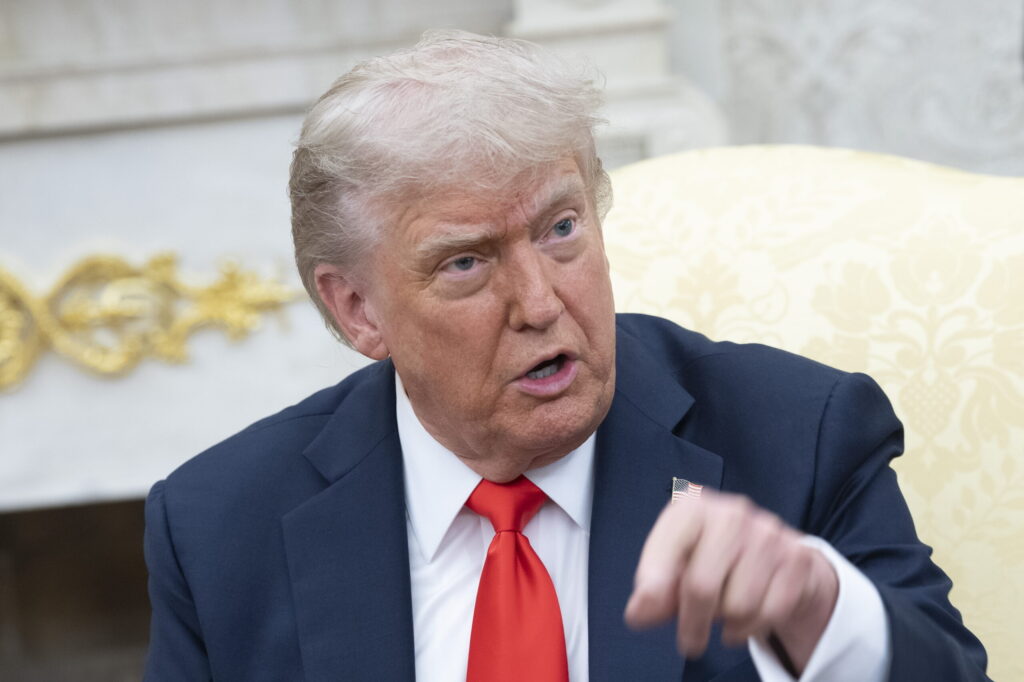 Furia y desconcierto por la prohibición de entrada de Trump a ciudadanos de 12 países: «No podemos permitir que les conviertan en chivos expiatorios»