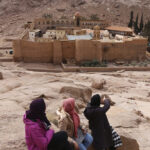 Espadas en alto entre Grecia y Egipto por el monasterio habitado más antiguo del mundo, el de Santa Catalina en el Sinaí