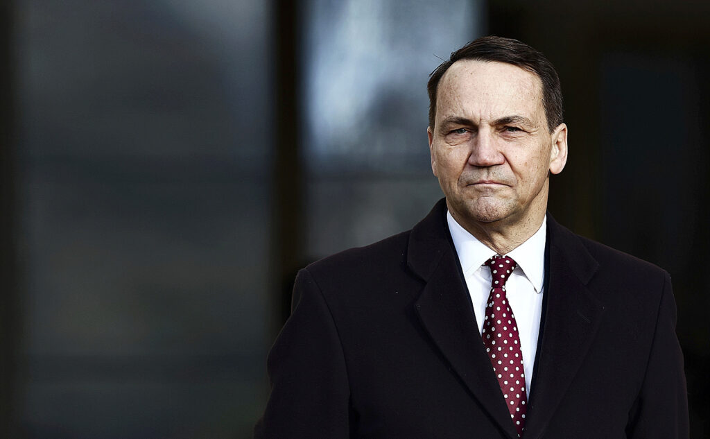 Radosaw Sikorski, ministro de Exteriores de Polonia: «España debe prestar atención a lo que Rusia intenta en Libia: encender y apagar la inmigración masiva»