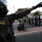 Pánico en Los Ángeles por las redadas para deportar inmigrantes de Trump: «Fui testigo de cómo esposaron a mi padre, lo encadenaron de la cintura y de los tobillos»