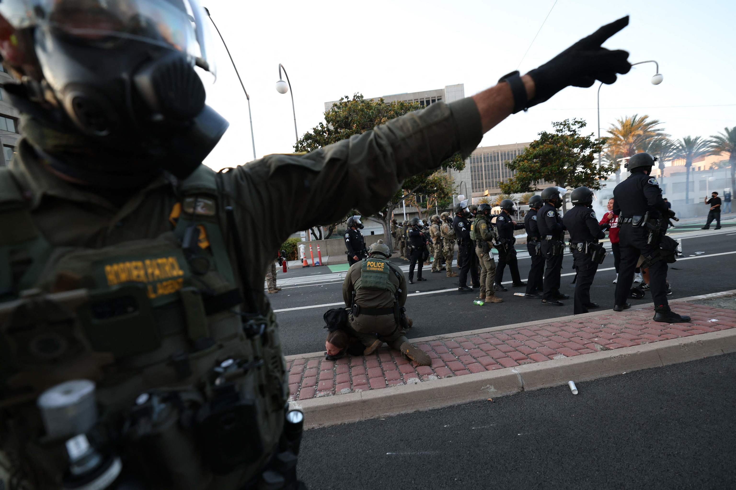 Pánico en Los Ángeles por las redadas para deportar inmigrantes de Trump: «Fui testigo de cómo esposaron a mi padre, lo encadenaron de la cintura y de los tobillos»