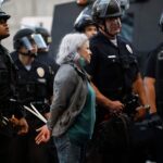 Más redadas y decenas de arrestos en la segunda noche de toque de queda en Los Ángeles