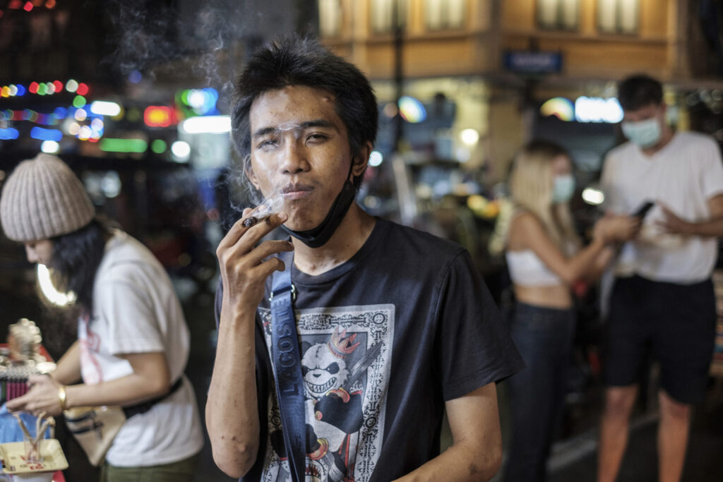 El viaje psicotrópico de los mochileros ‘mulas’ desde una Tailandia que vuelve a criminalizar el cannabis