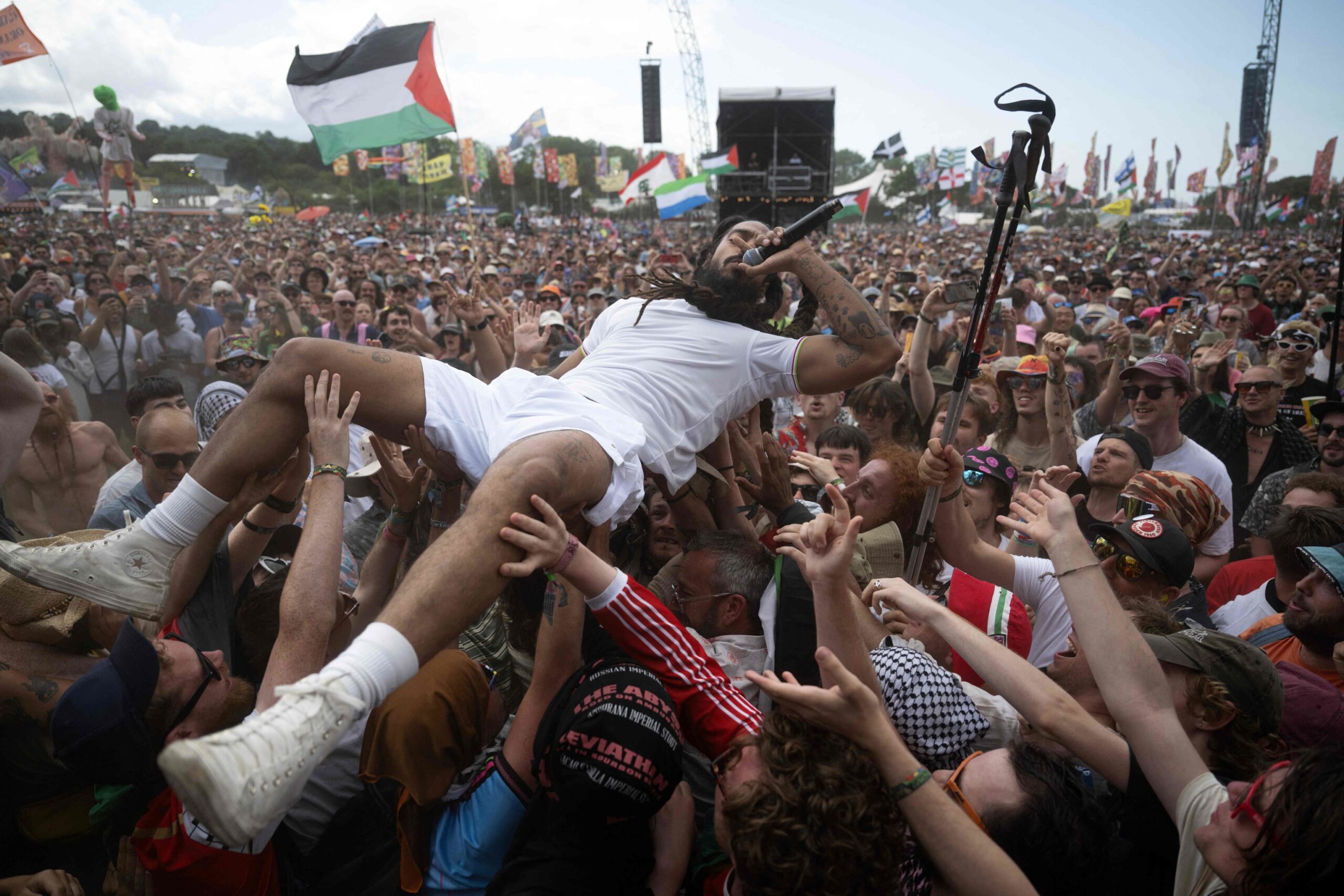 La policía británica abre una investigación criminal contra los artistas que lanzaron consignas antiisraelíes en el Festival de Glastonbury