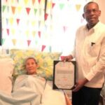Gobierno entrega título de propiedad a señora de 99 años dentro de la celebración del Día de las Madres
