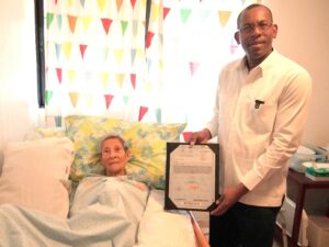 Gobierno entrega título de propiedad a señora de 99 años dentro de la celebración del Día de las Madres