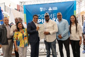 Alcalde Dío Astacio inicia obras del Presupuesto Participativo Municipal en Villa Duarte y entrega cheques a ingeniero