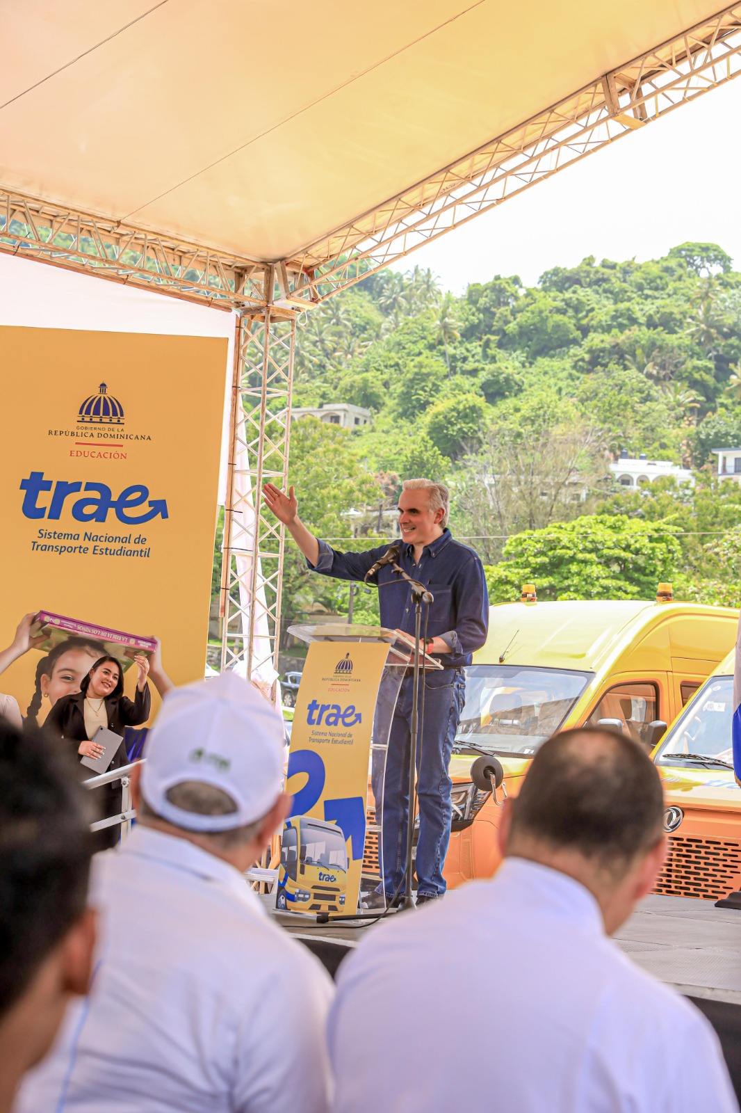 Gobierno entrega 43 autobuses para habilitar el Transporte Estudiantil en Samaná