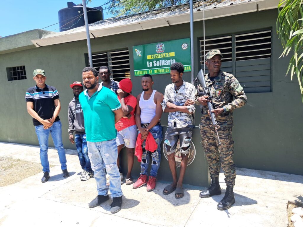 Detienen a un hombre con haitianos indocumentados en Montecristi