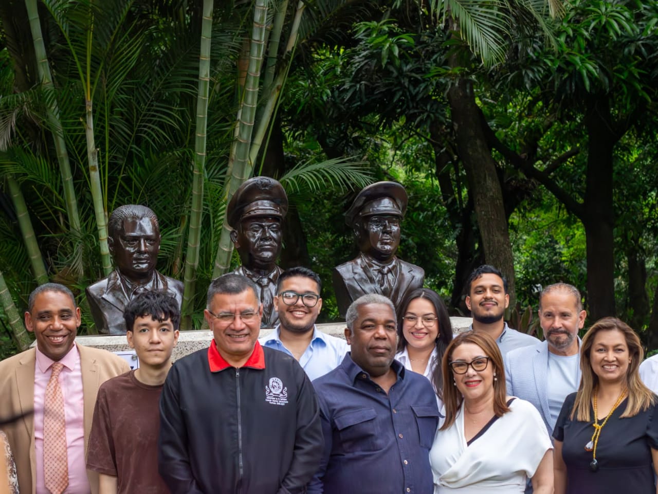 Develan bustos en honor a héroes dominicanos en El Salvador