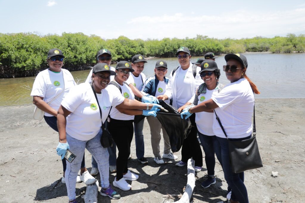 Coopnama realiza jornada de limpieza en favor del medioambiente en Peravia
