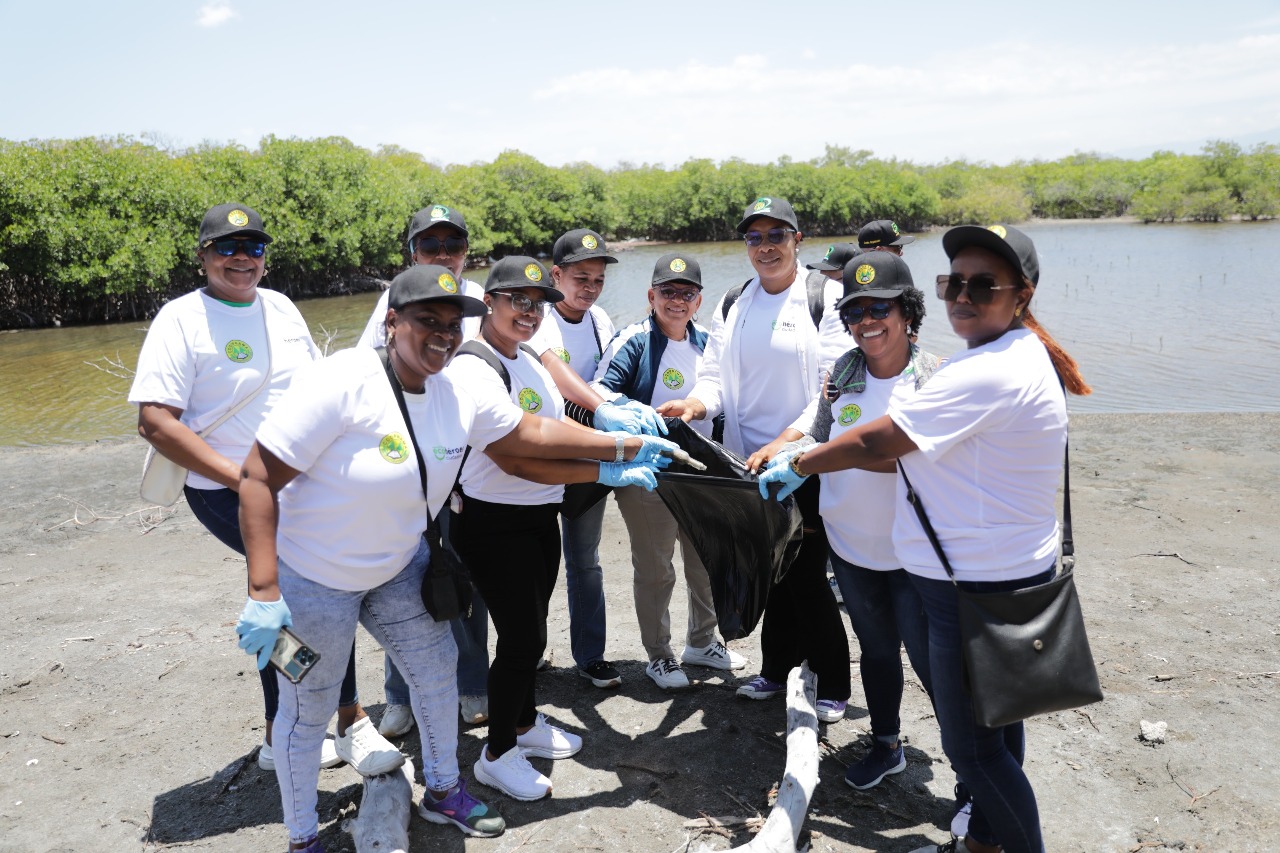 Coopnama realiza jornada de limpieza en favor del medioambiente en Peravia