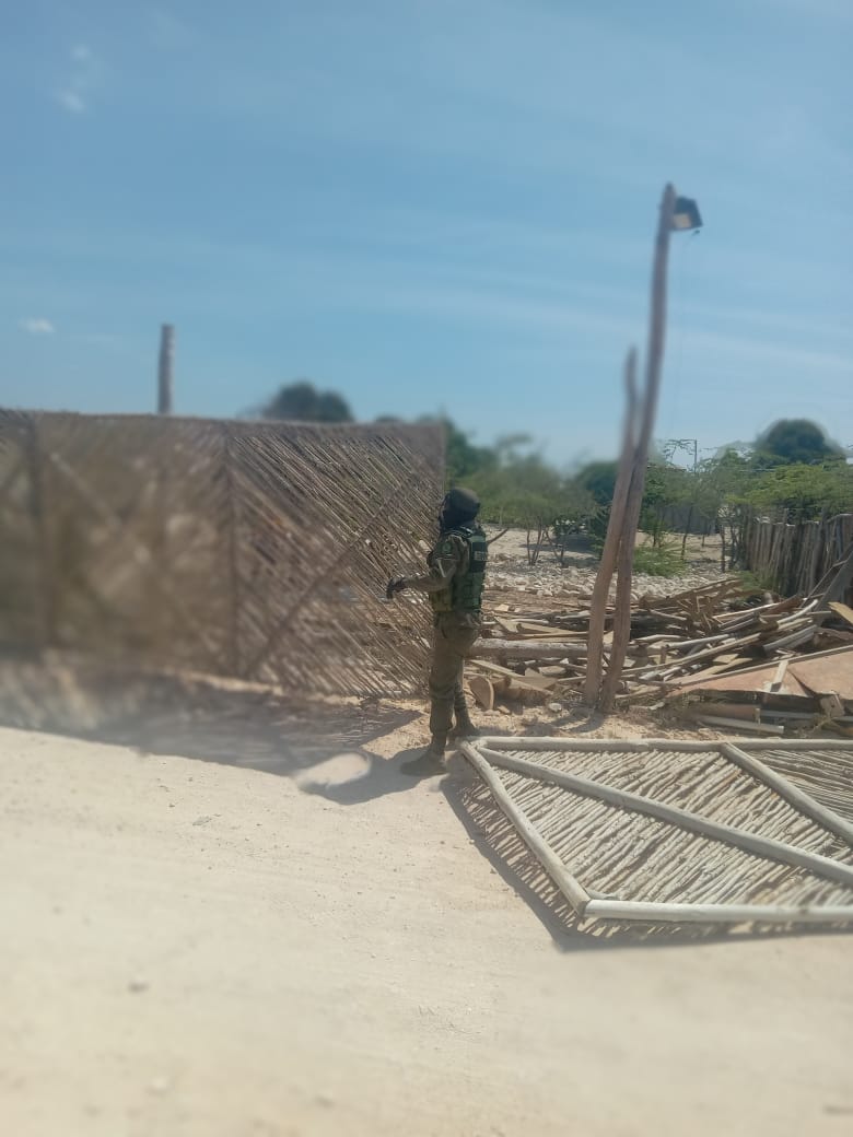 Autoridades retiran verja que impedía el acceso público a playa Cueva de las Águilas