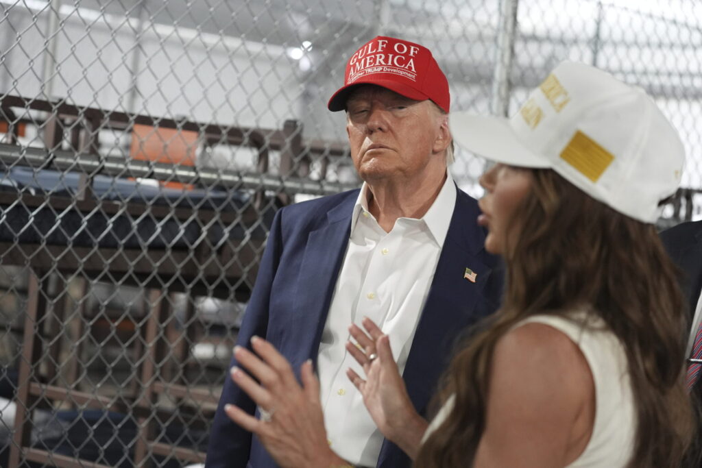 Trump visita ‘Alligator Alcatraz’, el proyecto de Florida para encerrar a miles de inmigrantes en tiendas de campaña junto a los pantanos