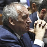Bayrou supera la moción de censura, pero queda muy aislado en medio de la crisis política francesa