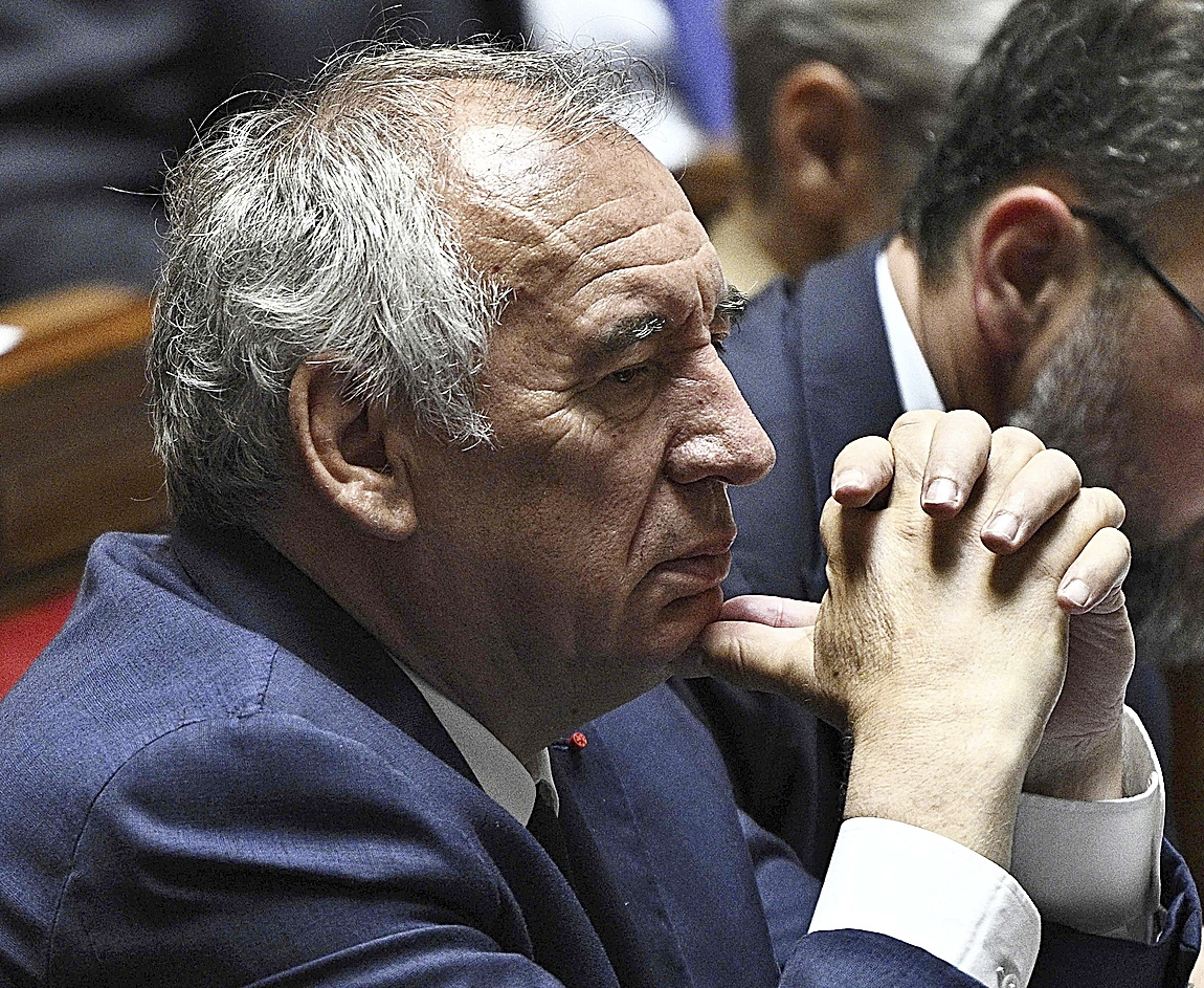Bayrou supera la moción de censura, pero queda muy aislado en medio de la crisis política francesa