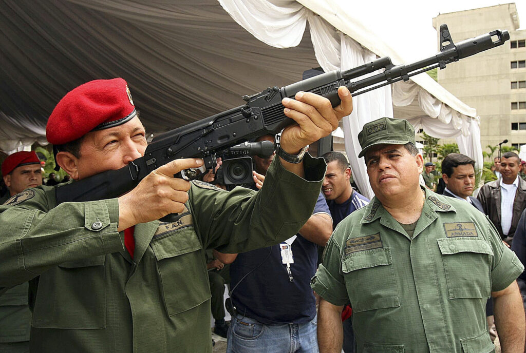 El blindaje bélico de Maduro: misiles, drones iraníes y los kalashnikov rusos soñados por Chávez