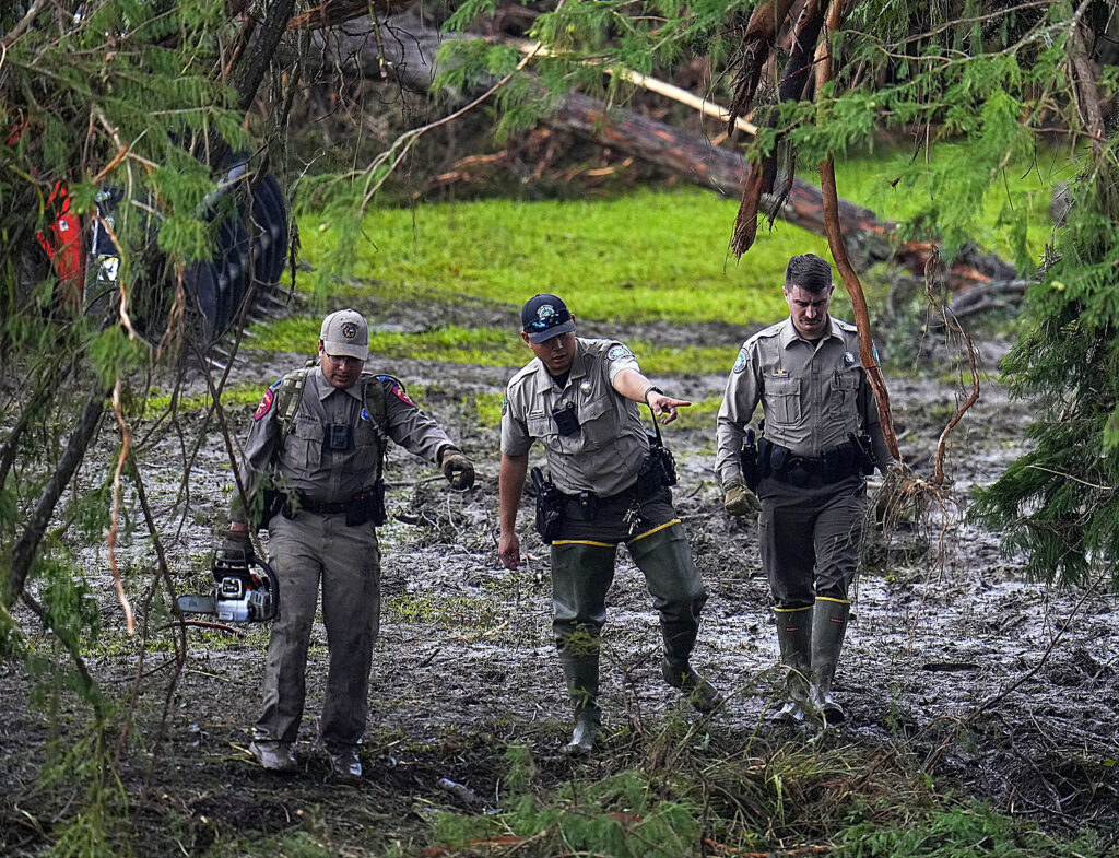 La tragedia de las inundaciones de Texas, con 90 muertos y decenas de desaparecidos, deriva en un cisma político