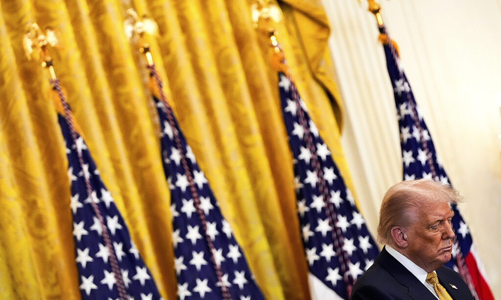 Trump lanza una ofensiva total contra Obama y Clinton acusándolos de «traición» y «golpistas» para distraer del ‘caso Epstein’