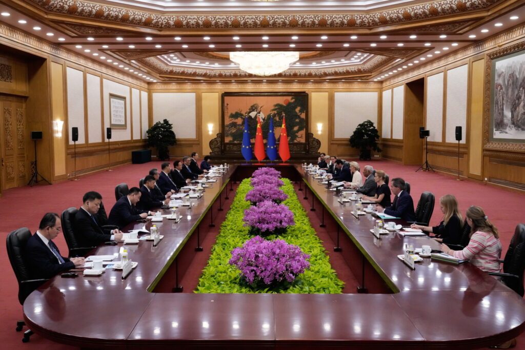 China y la UE celebran sus bodas de oro con una tensa cumbre en Pekín en la que Von der Leyen pide a Xi Jinping que use su influencia con Putin para poner fin a la guerra en Ucrania