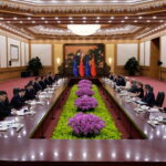 China y la UE celebran sus bodas de oro con una tensa cumbre en Pekín en la que Von der Leyen pide a Xi Jinping que use su influencia con Putin para poner fin a la guerra en Ucrania