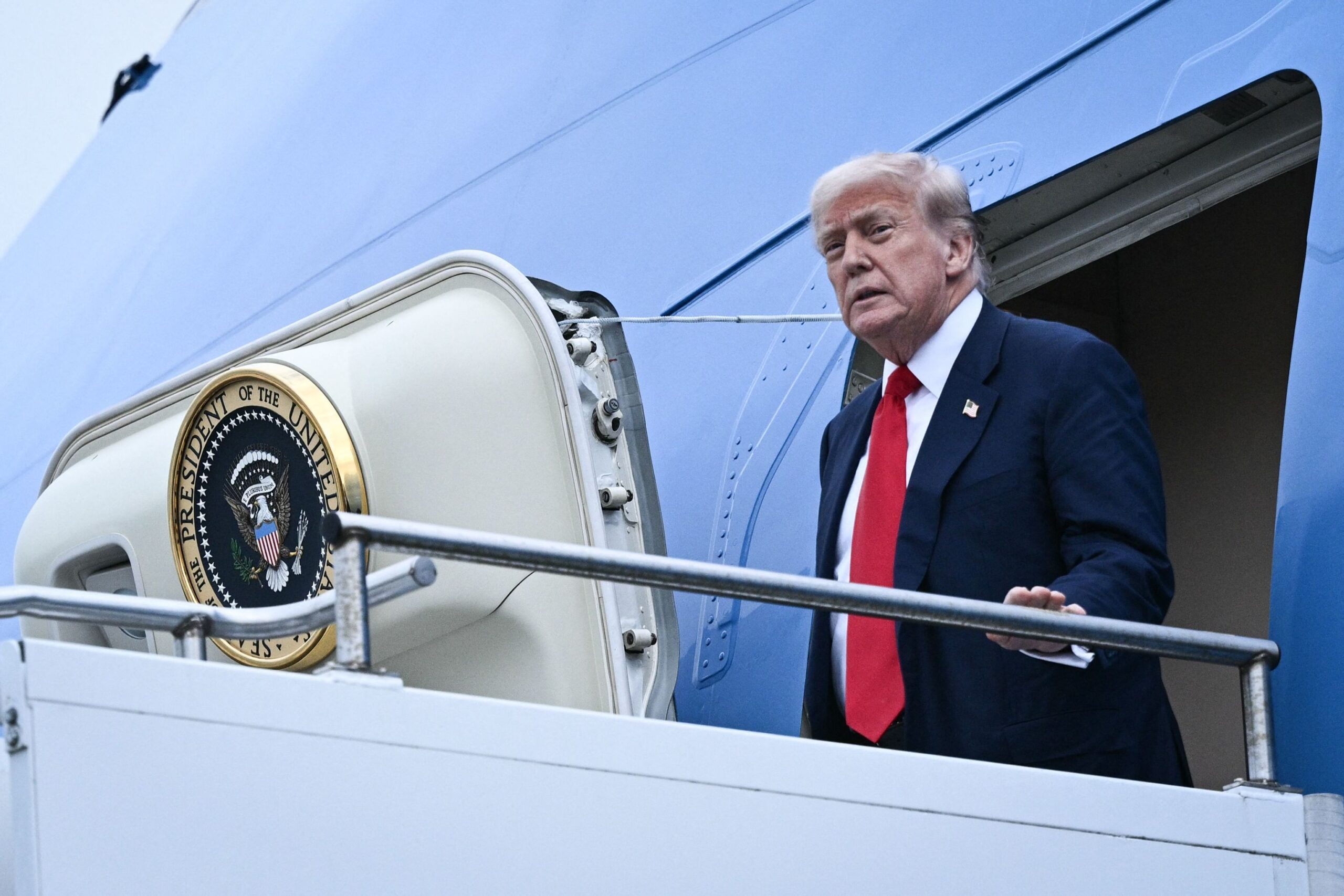 Trump arremete contra la política de inmigración europea y la energía eólica a su llegada a Escocia para visitar sus campos de golf