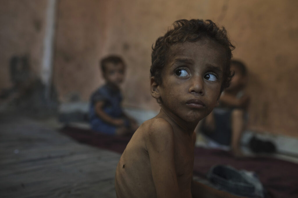 La hambruna provocada por el bloqueo israelí condena a Gaza a otra batalla contrarreloj, ésta para salvar vidas: «El deseo de mi vida es poder darles pan a mis hijos»